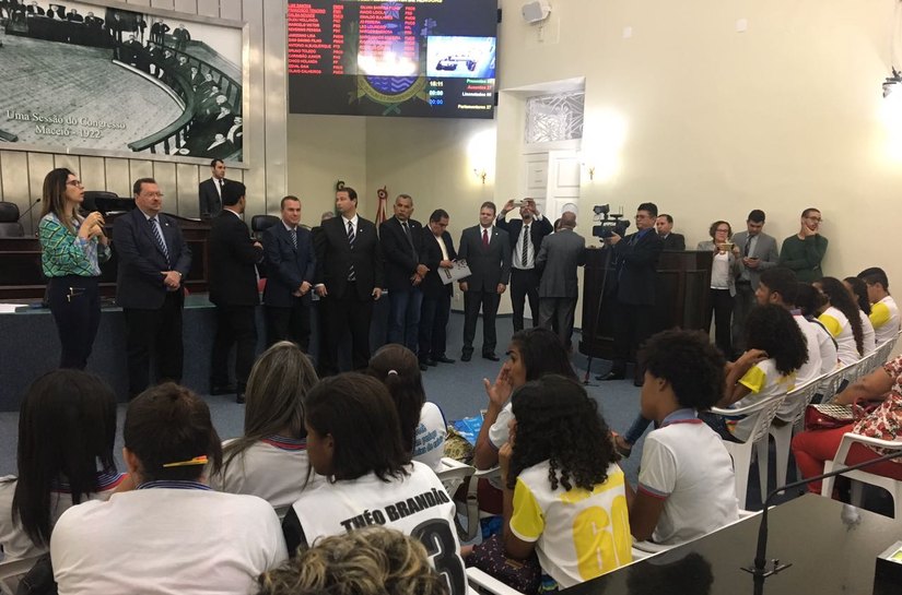 Estudantes da Escola Théo Brandão conhecem funcionamento da Assembleia