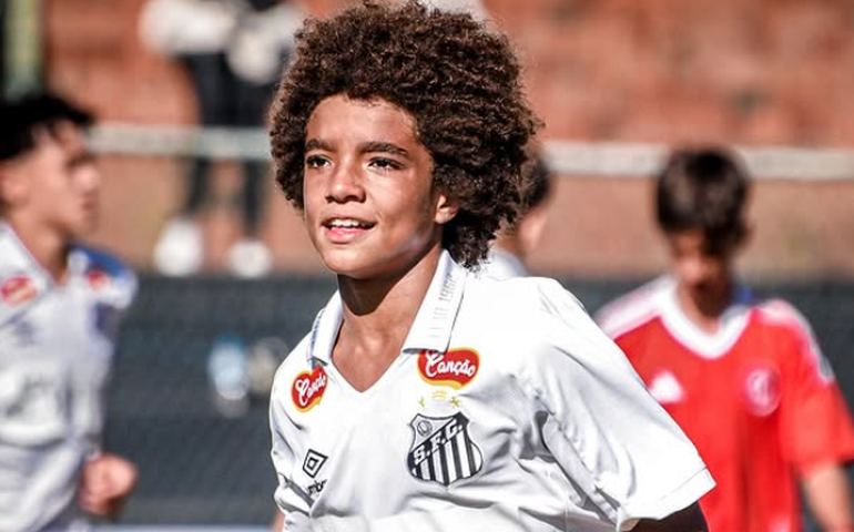 Santos anuncia plano de carreira com jovem talento de 13 anos semelhante ao feito para Neymar