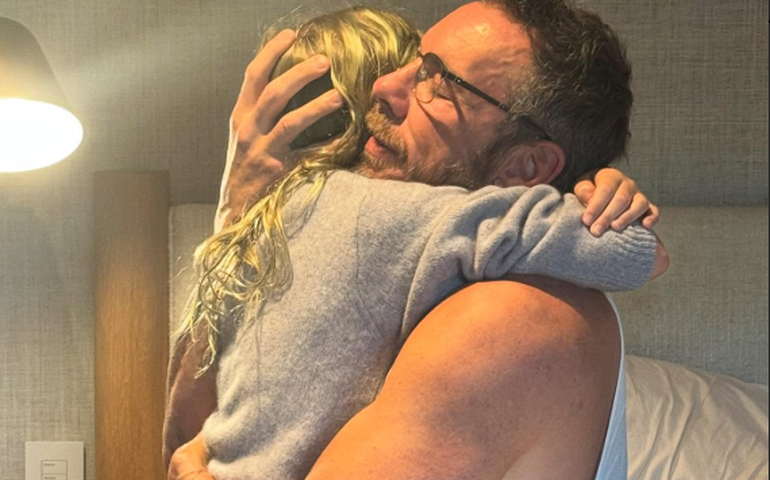 Kristen Bell causa controvérsia com homenagem ao marido: 'Disse que nunca me mataria'