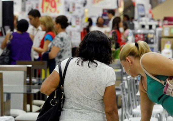 Índice de média móvel trimestral do varejo sobe 0,7% em abril, aponta IBGE