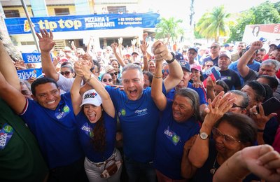 Caravana de Renan Filho volta a arrastar multidão, agora no Agreste e Sertão