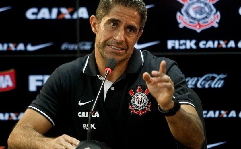 Após &#8216;não&#8217; de Renato e Aguirre, Corinthians anuncia Sylvinho como novo treinador