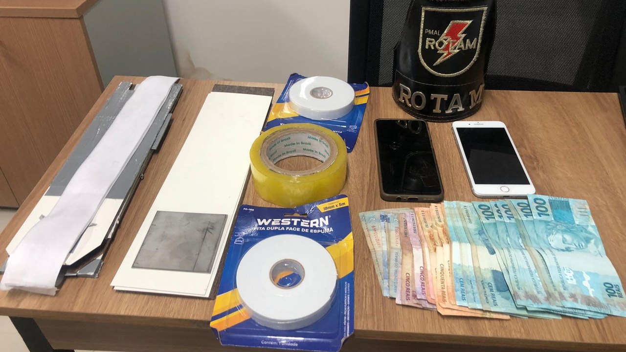 PM prende dupla suspeita de furtar cédulas em caixa eletrônico de agência bancária no Farol