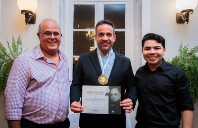 Paulo Dantas é condecorado com maior honraria da magistratura alagoana