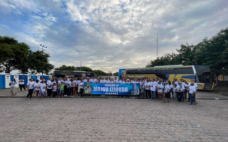 Prefeito Theobaldo Cintra viaja em romaria ao Juazeiro do Norte com fiéis izidorenses