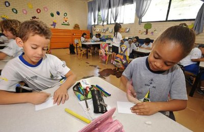 Brasil gasta 6% do PIB em educação, mas desempenho escolar é ruim 