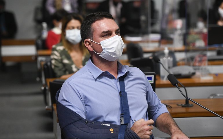 CPI: Flávio tenta fazer defesa de Bolsonaro e contornar fala sobre &#8216;gripezinha&#8217;