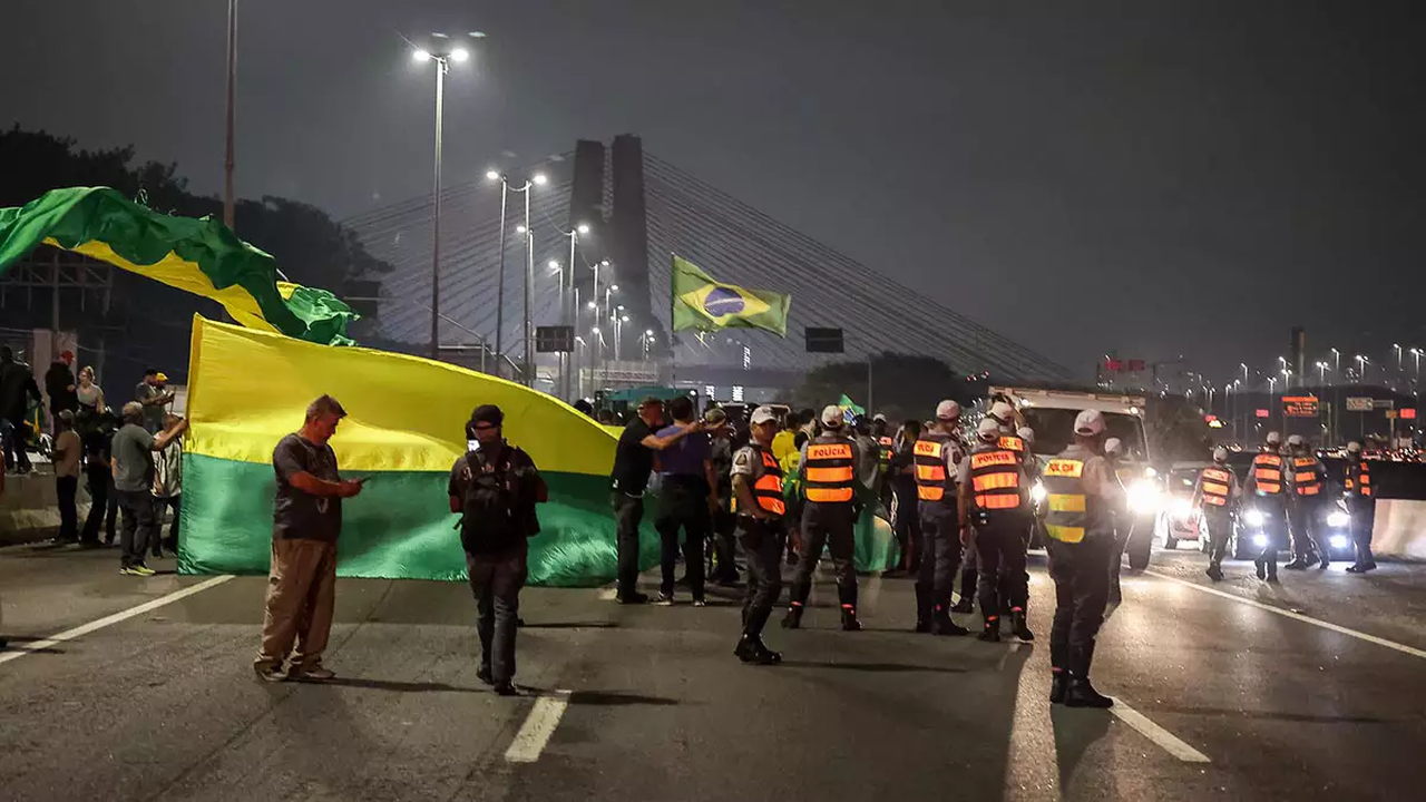 Grupo pró-Bolsonaro interdita Marginal Tietê em São Paulo