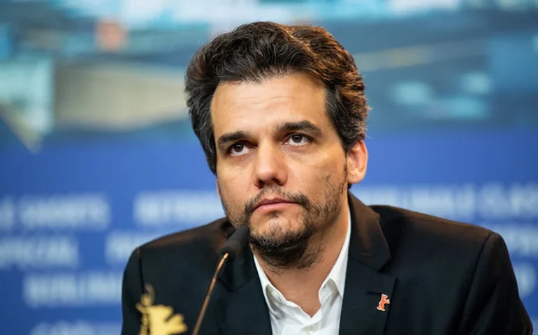 Indicado por 'O agente secreto', Wagner Moura passa por tapete vermelho do Gotham Film Awards, em Nova York; veja foto