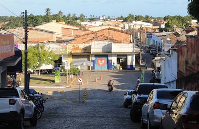 Prefeitura de Penedo limita locais para estacionamento de carros e motos na feira livre