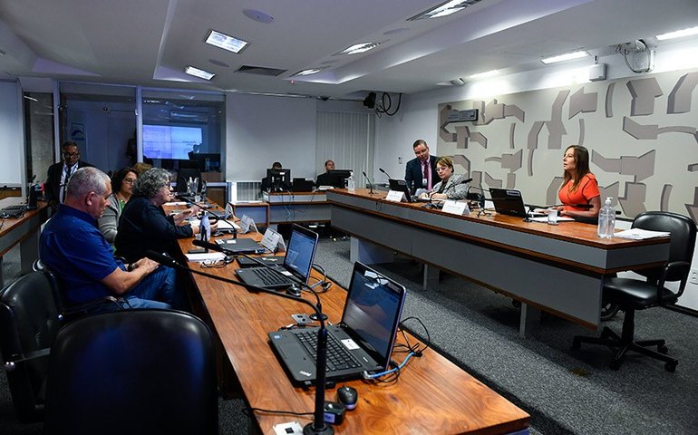 País não sabe como pagar por psicólogo e assistente social na escola, aponta debate