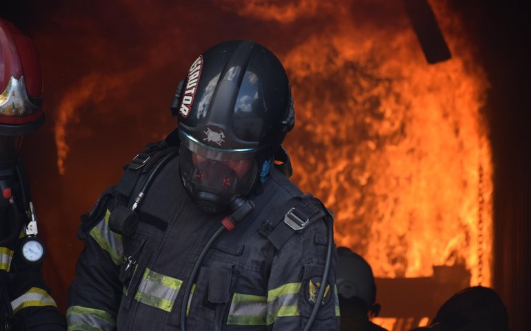 Corpo de Bombeiros controla incêndio em apartamento no bairro Antares