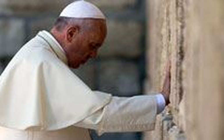 Papa pede que nunca mais se repita &#8216;uma monstruosidade&#8217; como o Holocausto