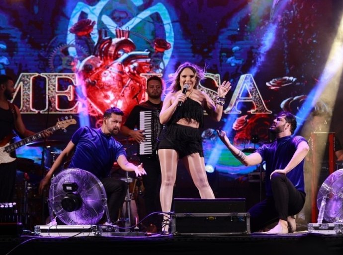 Festa do Povoado Chã da Imbira teve shows com Banda Bakêtá e a cantora Samya Maia