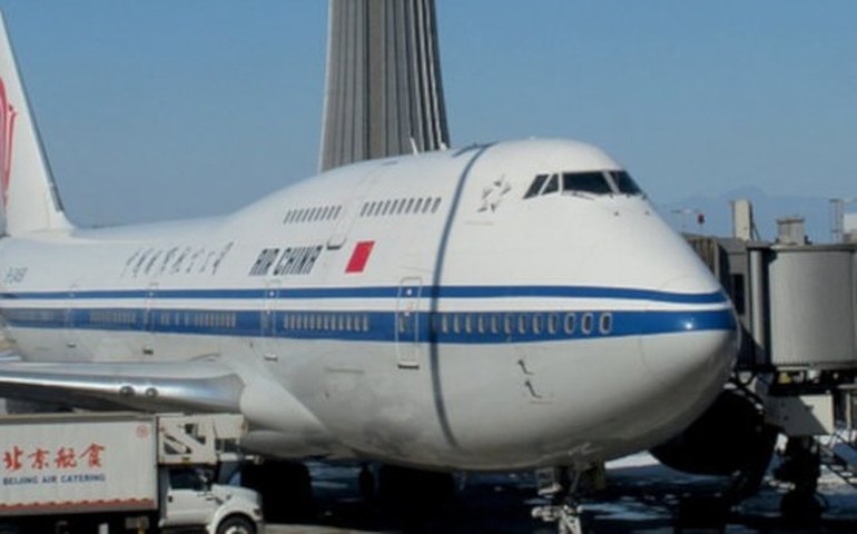 Pequim cancela voos comerciais; estados americanos registram alta de casos