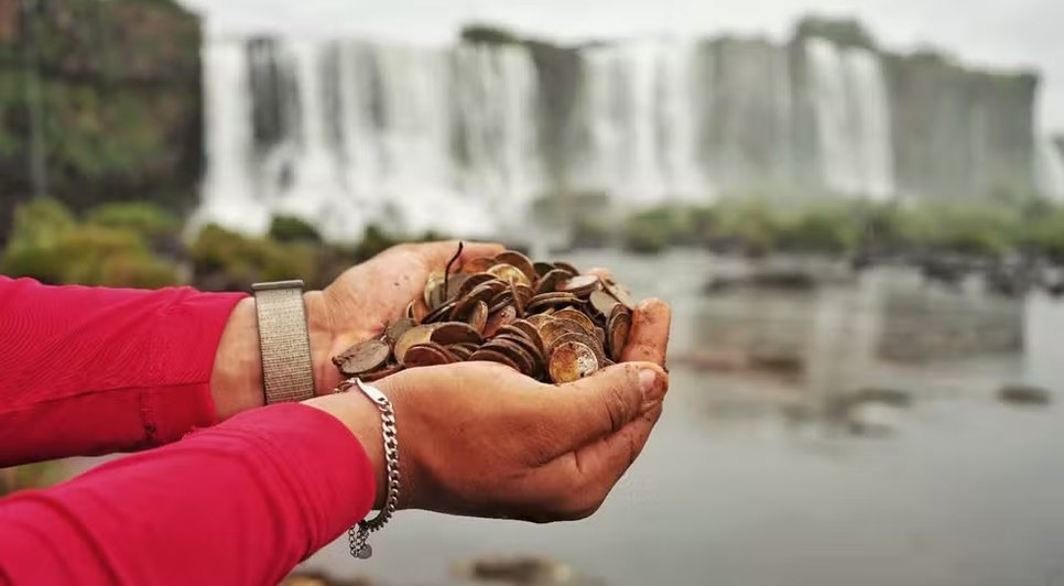 Moedas são jogadas por visitantes em ato de superstição
