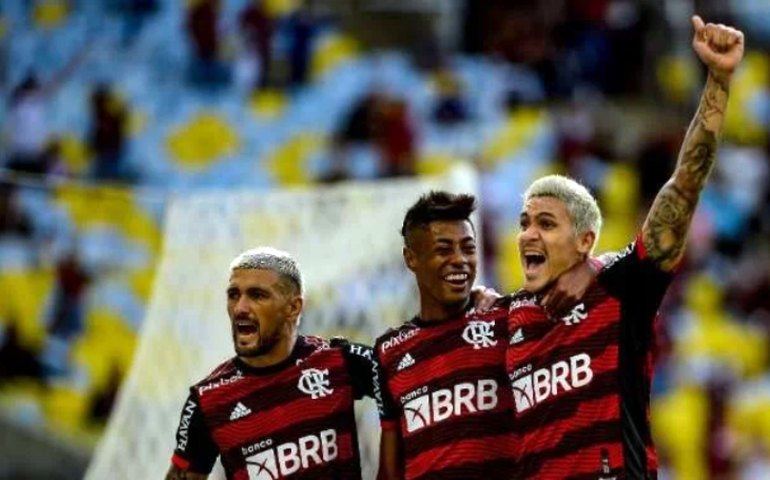 Com esquema solidário, Flamengo vence Goiás, abafa crise, mas sofre vaias