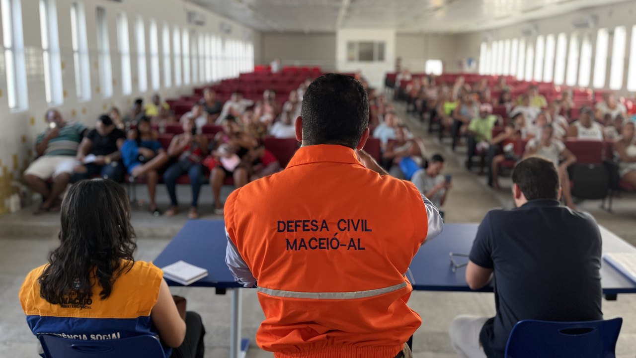 Defesa Civil de Maceió participa de bate-papo com moradores da Vila Brejal