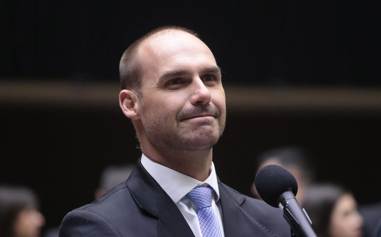 Câmara cobra R$ 13,9 mil de Eduardo Bolsonaro por faltas em sessões