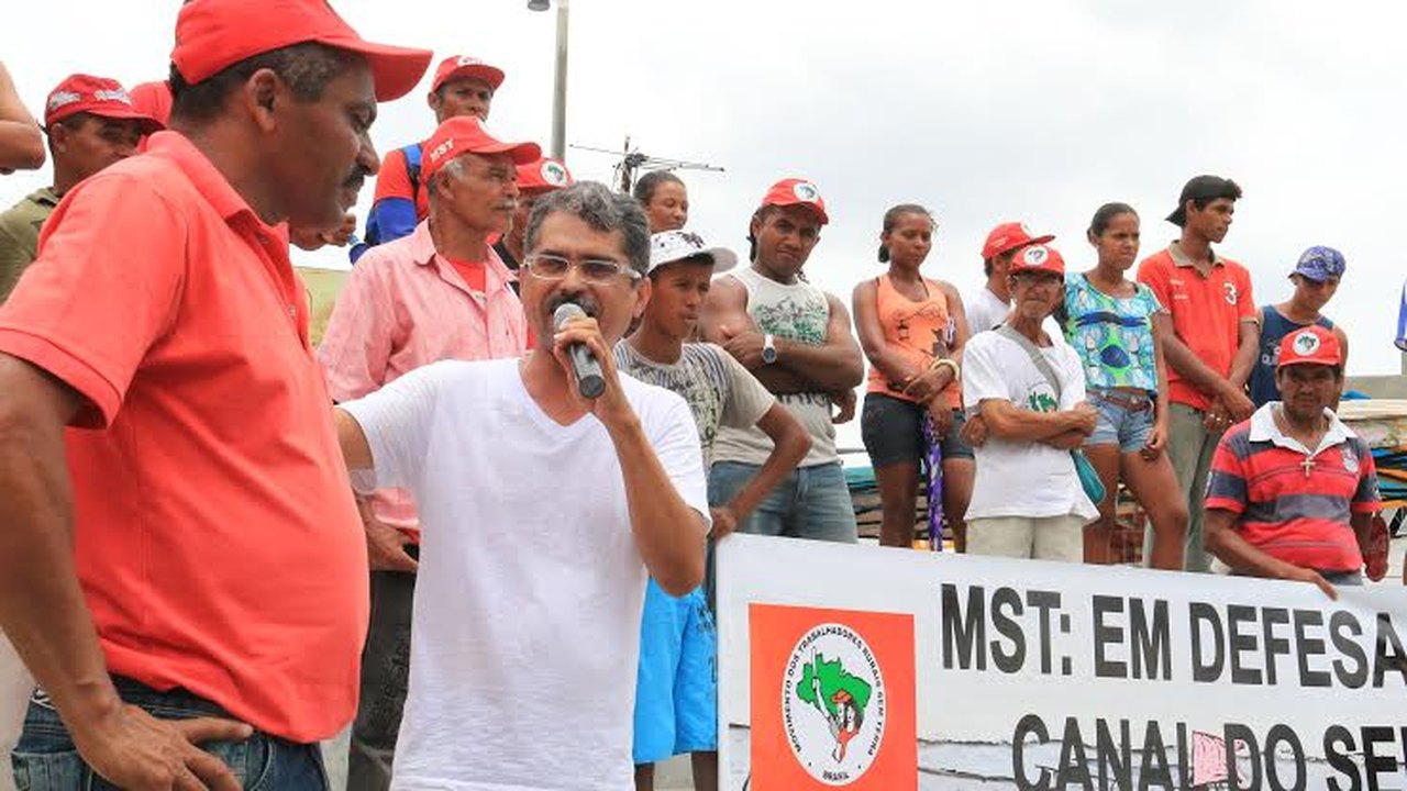 Vereador Edvaldo apoia passeata do MST em luta pelo uso do Canal do Sertão
