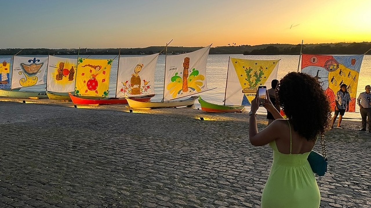 Artes nas velas de barcos são atração às margens do Velho Chico, em Penedo