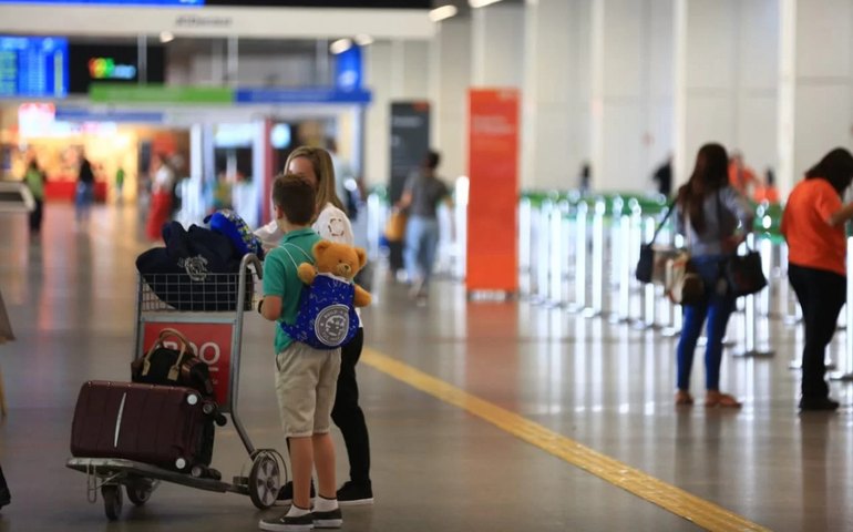 Greve de pilotos e comissários atrasa ao menos 19 voos pelo Brasil