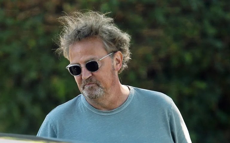 Morre Matthew Perry, ator que interpretou Chandler, na série 'Friends', aos 54 anos