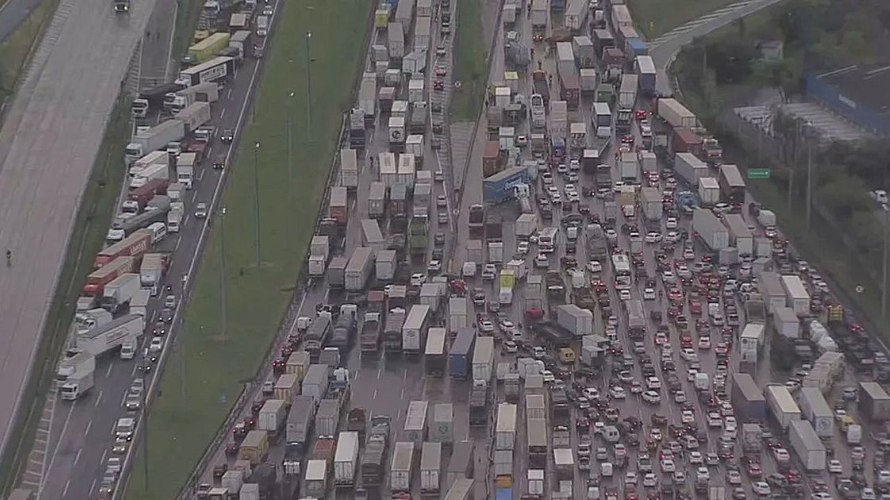 Bolsonaristas ignoram ordem do STF e bloqueios continuam em rodovias de SP