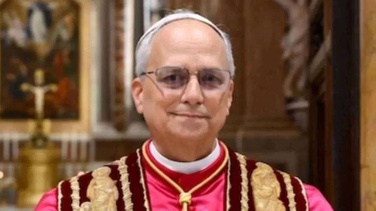 Vaticano publica retrato oficial de papa Leão XIV