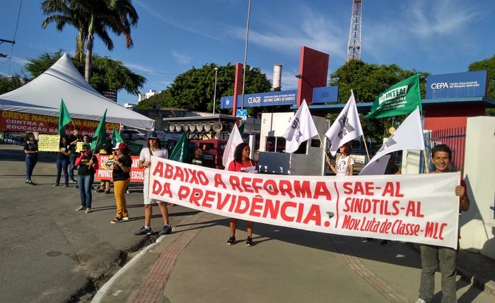 Estudantes e servidores realizam protesto em defesa da educação