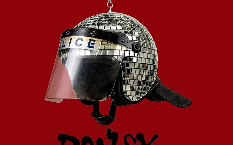 Nova obra de Banksy? Estátua com assinatura do enigmático artista inglês surge no centro de Londres