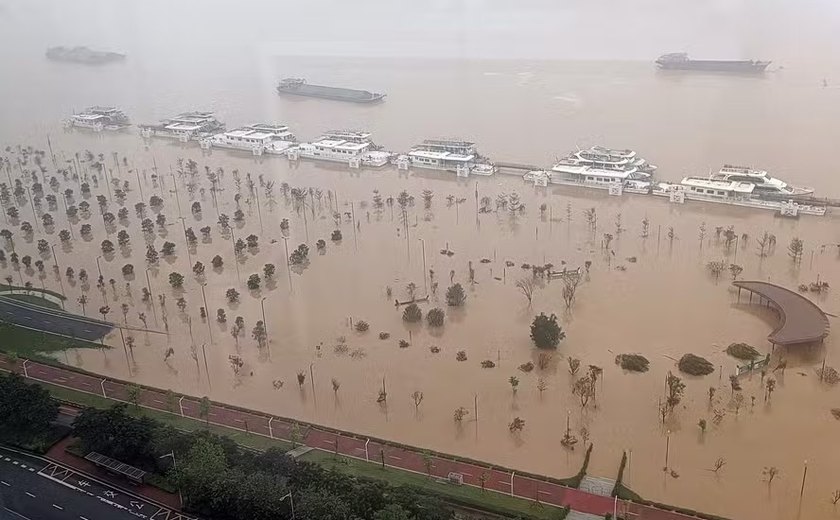 Em alerta vermelho, China enfrenta chuvas torrenciais 