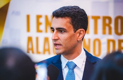 JHC cobra explicações de Paulo Dantas após permanência de filho de secretário investigado pela PF em cargo no Governo de Alagoas