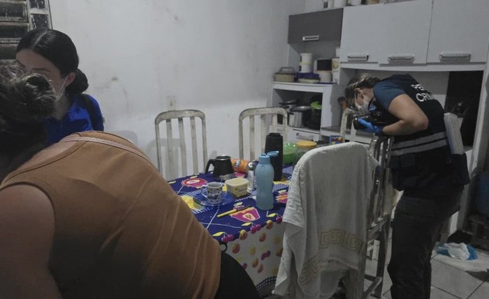 Peritos fazem buscas na residência do ex-casal em Penedo
