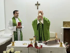 Primeiras imagens divulgadas do Papa Leão celebrando missa no hospital após cirurgia de câncer.