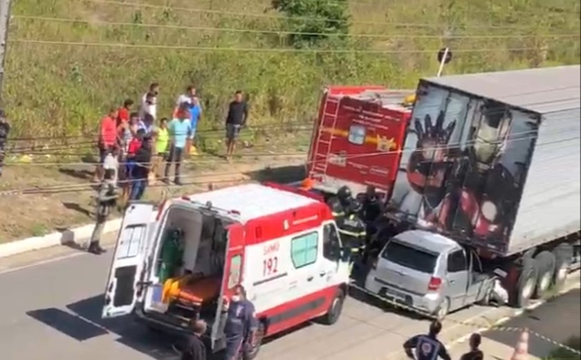 Motorista de carro de passeio morre após batida em caminhão baú