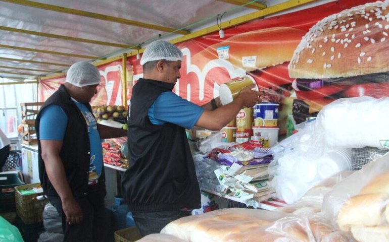 Vigilância Sanitária orienta e fiscaliza comércio eventual na festa de Bom Jesus de Penedo
