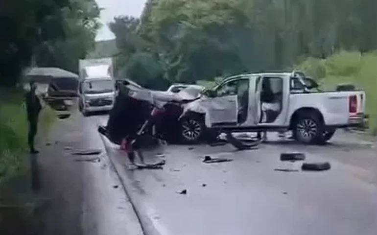 Colisão entre carro de passeio e pickup é registrada na manhã desta terça em Atalaia