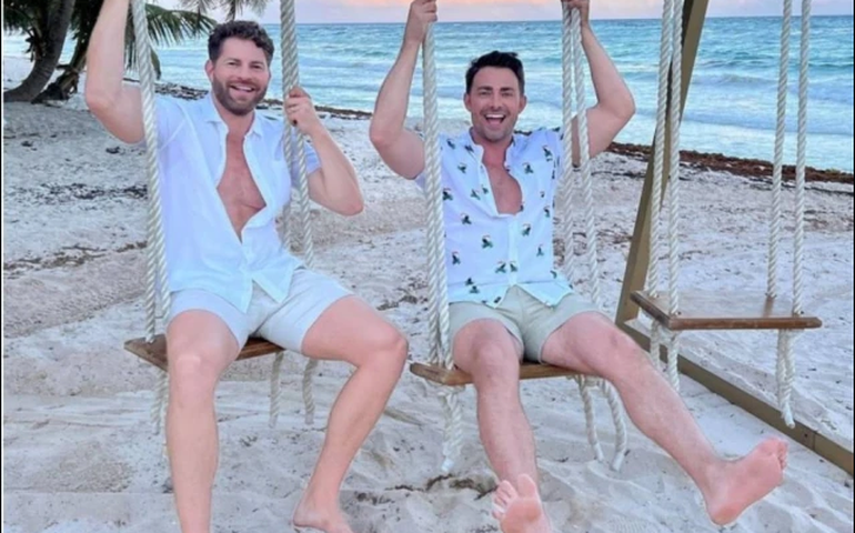 Jonathan Bennett, galã de &#8216;Meninas Malvadas&#8217;, se casa com Jaymes Vaughan