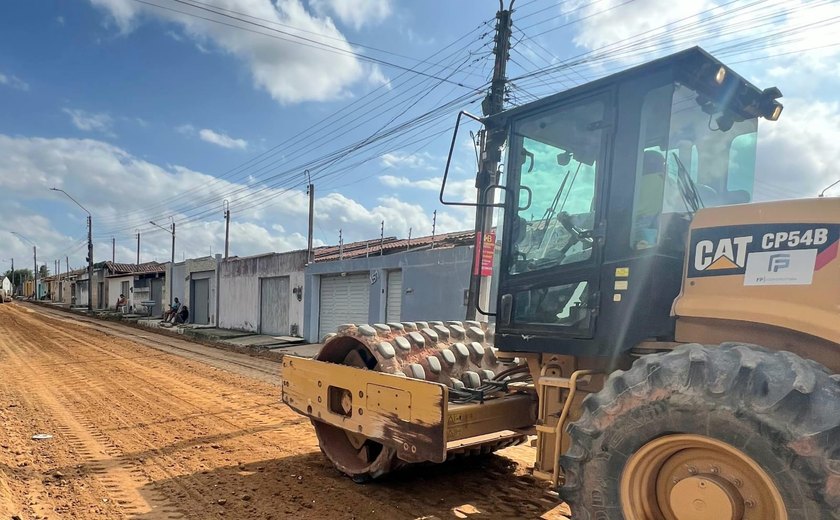 Em Arapiraca, obras de pavimentação asfáltica chegam até Massaranduba