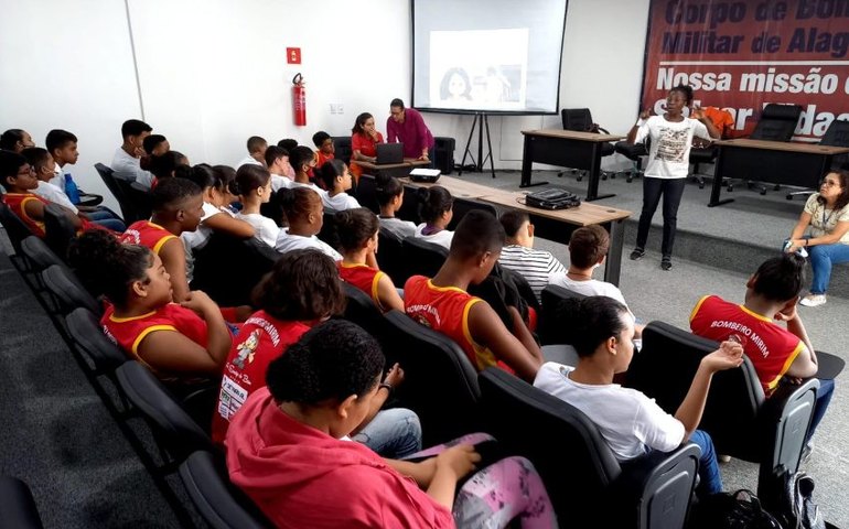 Cras Dom Adelmo Machado promove palestra para Bombeiros Mirins