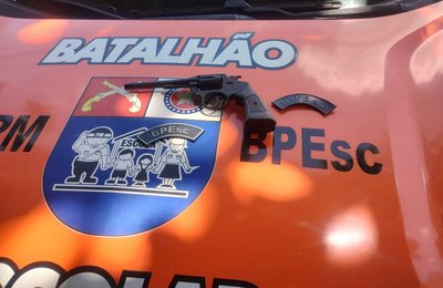 Polícia Militar apreende revólver e recupera materiais roubados em Maceió