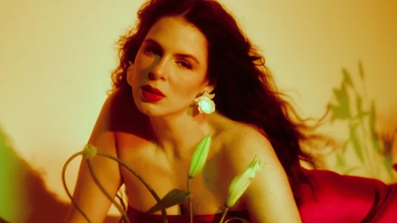Mariana Volker explora diferentes faces do amor no álbum “Feitiço”