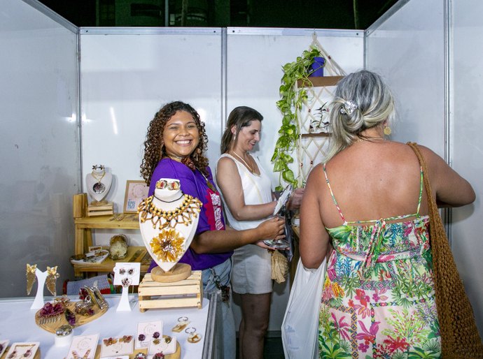 Feira Negócio da Grota da Mulher Empreendedora movimenta R$ 30 mil em vendas
