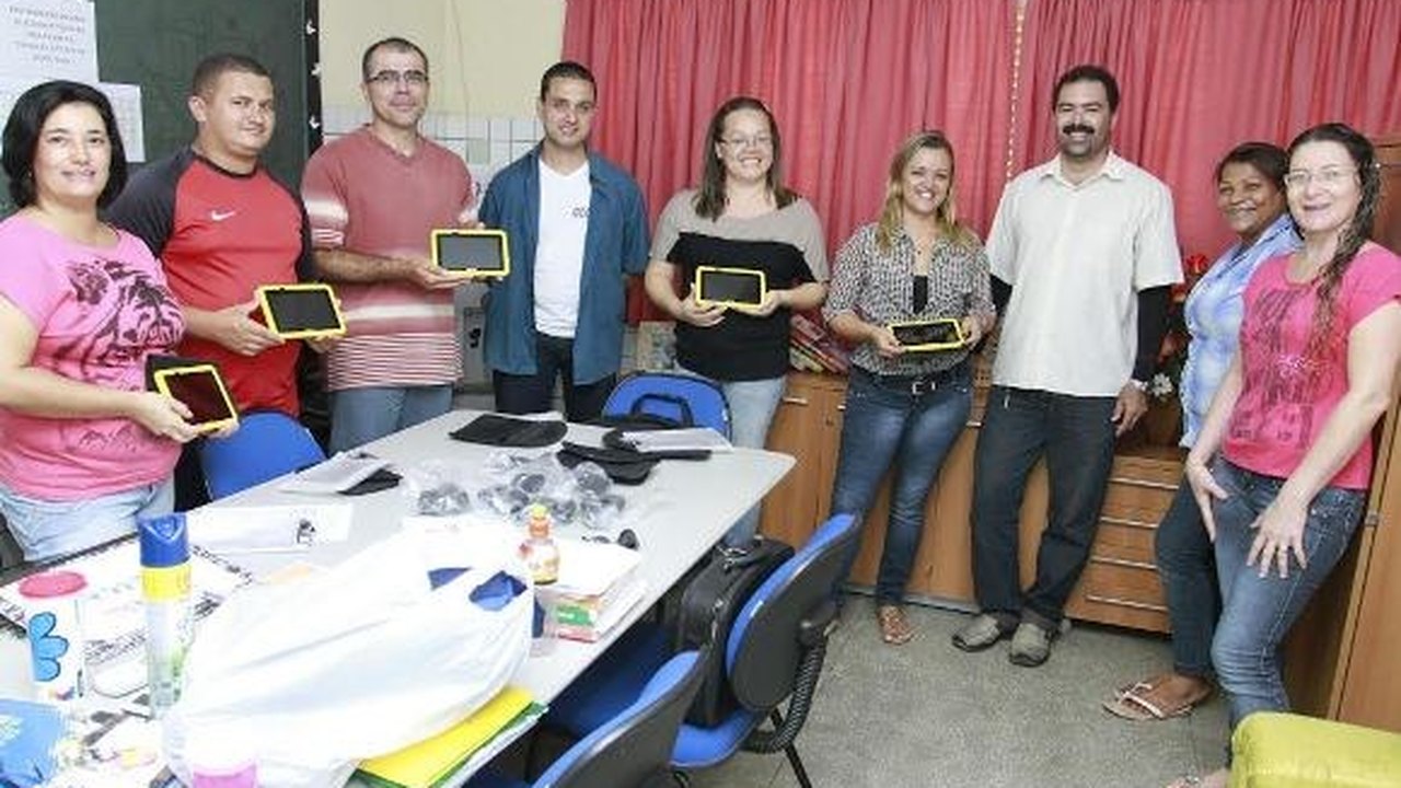 Governo entrega tablets para escola de Palmeira dos Índios