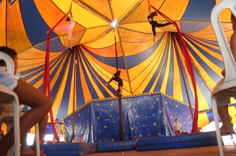 Alunos da Escola de Circo emocionam público em espetáculo especial