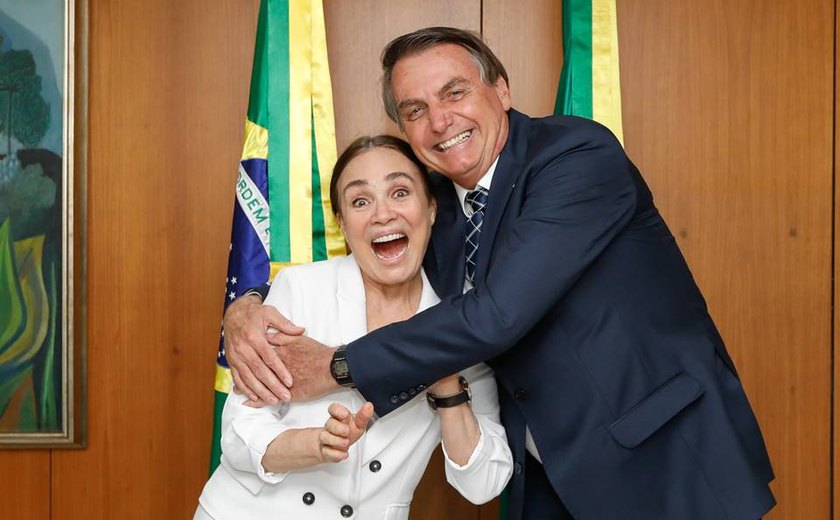 Bolsonaro lamenta ausência de Regina Duarte e diz que ela tem &#8220;dificuldade&#8221;