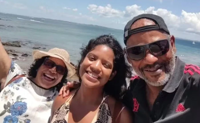 A publicitária Juliana Marins ao lado dos pais em foto publicada por Manoel Marins Filho A publicitária Juliana Marins ao lado dos pais em foto publicada por Manoel Marins Filho