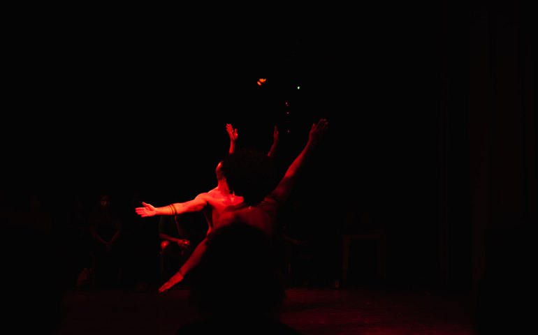 Espetáculo Dança Monstro encerra a programação dos 112 anos do Teatro Deodoro
