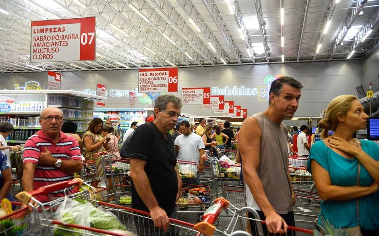 Inflação desacelera e fecha março em 0,56%, pressionada por alimentos
